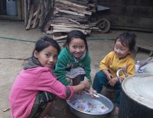 We are washing plates. 