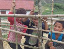 We are helping the teacher make the school fence. 